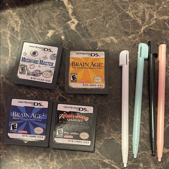 Nintendo DS Dual-Screen Console in Black - Picture 4 of 8